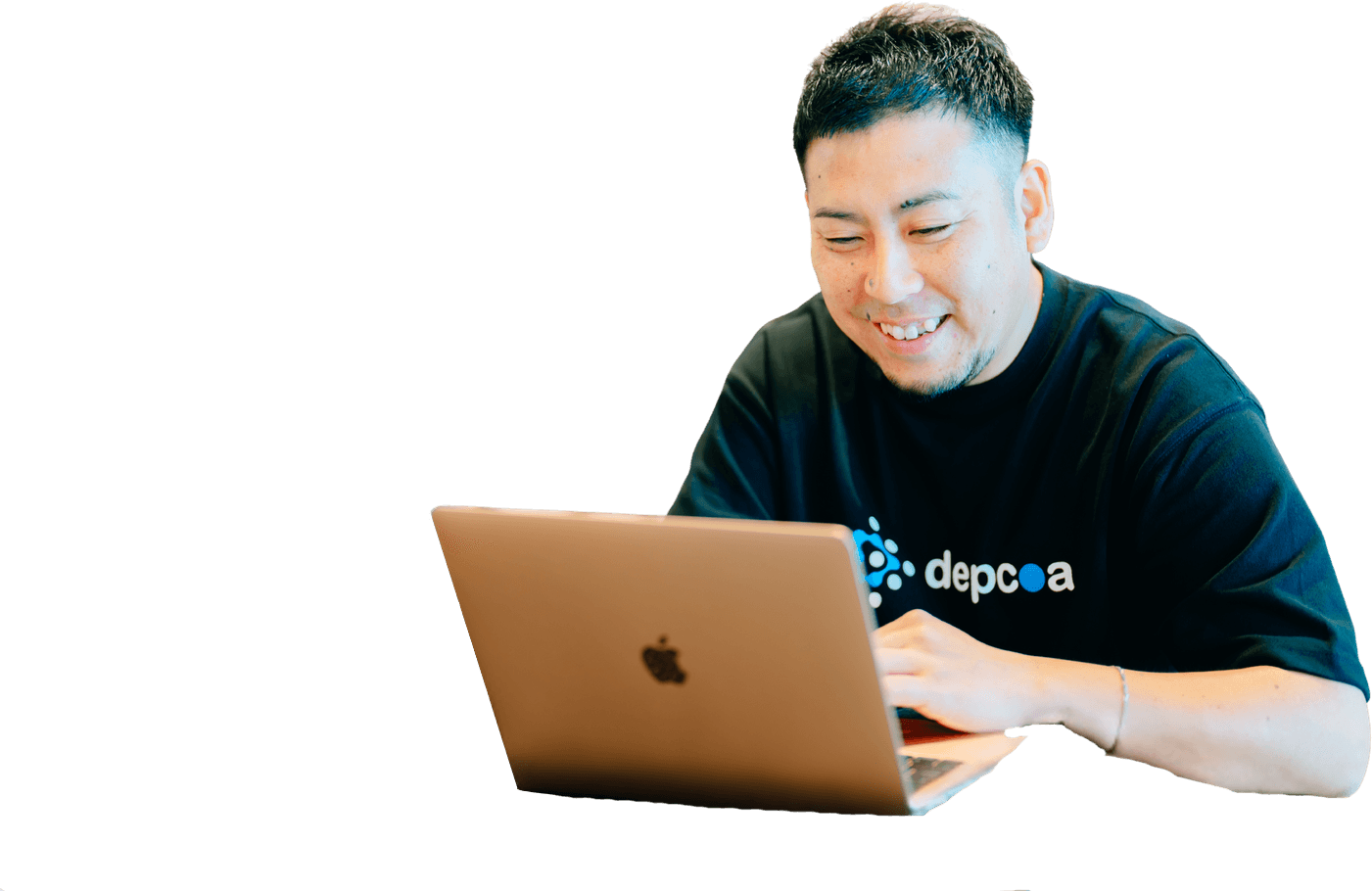 パソコンで企業情報を確認するdepcoaのコンサルタント